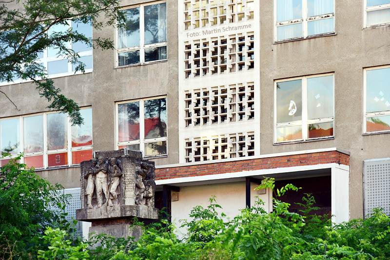 Schule mit Gedenkstein, Foto: Martin Schramme, 2021